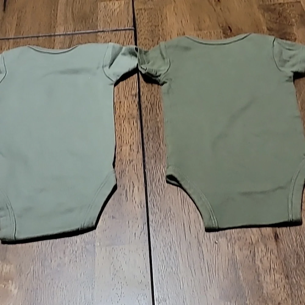 Two short‎ sleeves green Gerber 0 to 3 month onesies
